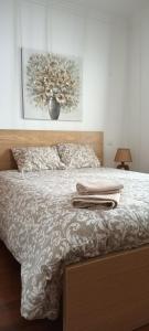 um quarto com uma cama com duas toalhas em Global Guest PN em Lisboa