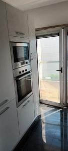 a kitchen with a stove and a window in it at Global Guest PN in Lisbon