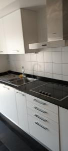 - une cuisine avec des placards blancs et une cuisinière dans l'établissement Global Guest PN, à Lisbonne