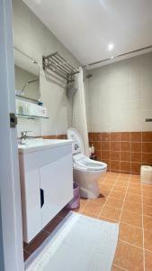 La salle de bains est pourvue d'un lavabo et de toilettes. dans l'établissement The house behind stream, à Dahu