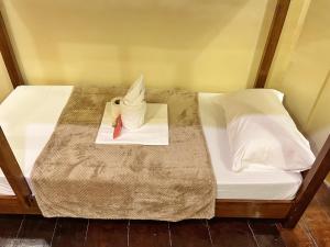 Postel nebo postele na pokoji v ubytování Cozy Coron Inn