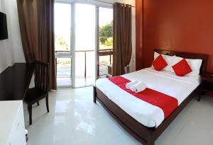 Postel nebo postele na pokoji v ubytování Royale Parc Hotel Puerto Princesa Palawan