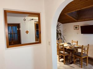 uma sala de jantar com uma mesa e um espelho em Residence Zirmer Wohnung Wasser em Castelrotto