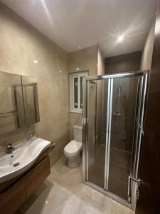 y baño con ducha, aseo y lavamanos. en Smart 1 Bedroom Apartment in Noah Apartments, Gzira, en Il-Gżira