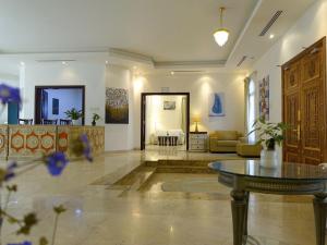 een lobby met een tafel en een woonkamer bij Villa Room #6 in Umm Al Sheif in Dubai