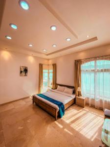 um quarto com uma cama num quarto com janelas em Villa Room #6 in Umm Al Sheif em Dubai