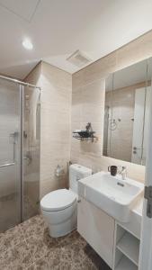 Harmony Vinhomes D'Capitale في هانوي: حمام مع مرحاض ومغسلة ودش
