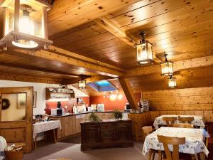 una sala da pranzo con pareti in legno e soffitto in legno di Residence Zirmer Wohnung Luft a Castelrotto