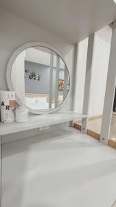 河内Harmony Vinhomes D'Capitale的房间里的架子上镜子