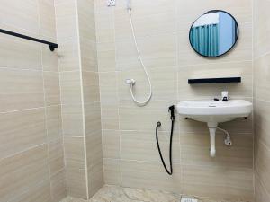a bathroom with a sink and a mirror at Alyn Home Kluang IV Netflix Wifi Coway in Kluang +17 photos
