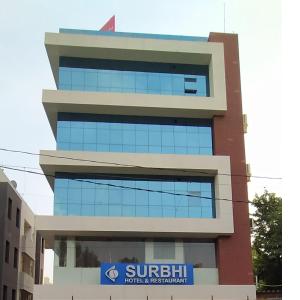 拉傑科德的住宿－Surbhi Hotel And Restaurant，一座建筑,设有阳光明媚的酒店和餐厅