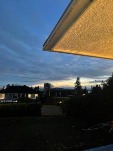uma vista do pôr-do-sol através de uma janela em Home in West Vancouver em West Vancouver