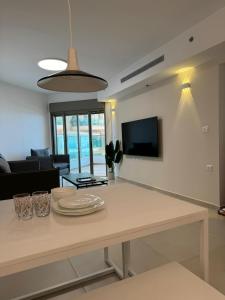 TV a/nebo společenská místnost v ubytování Sunset suite - step from the beach + 23 fotografií