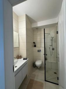 Bilik mandi di Sunset suite - step from the beach