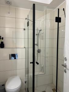 Bilik mandi di Sunset suite - step from the beach