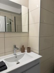 Bilik mandi di Sunset suite - step from the beach