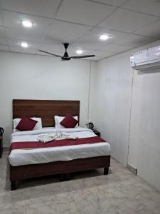 Vuode tai vuoteita majoituspaikassa Hotel Bhajgovindam