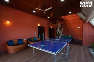 Stolní tenis v ubytování StayVista at Golden Triangle with Bonfire, kabini River View & Comp Beakfast nebo okolí