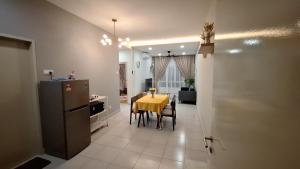 Η κουζίνα ή μικρή κουζίνα στο ZnZ Homestay Ostia Bangi Netflix