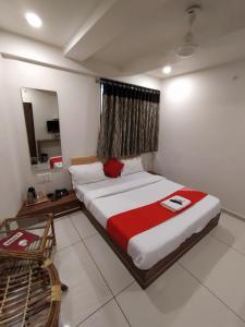 Surbhi Hotel And Restaurant tesisinde bir odada yatak veya yataklar