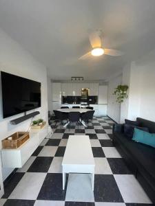 a living room with a couch and a table at Prachtig 4/10 pers. Appartement Mijas/Fuengirola in Málaga