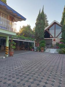 un edificio con un padiglione con piante e un patio di Villa Cholula a Cholula