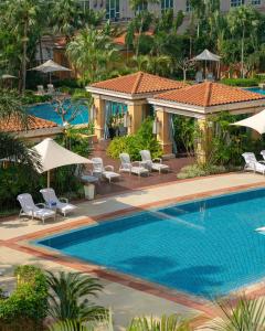 uma imagem de uma piscina num resort em Four Seasons Hotel Macao, Cotai Strip em Macau