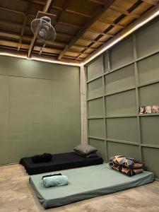 - une chambre avec 2 lits et un panier de basket dans l'établissement Uwak Gallery, à Zambales