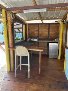 ein Holztisch und ein Stuhl in einem Zimmer in der Unterkunft Rangiroa Bliss in Tiputa