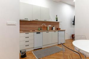 Kuchyň nebo kuchyňský kout v ubytování Villa Sofija + 58 fotografií