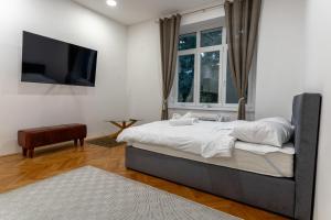 una camera con letto e TV a schermo piatto di Villa Sofija a Lubiana