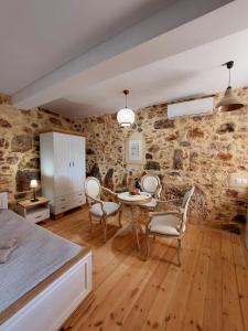 Posezení v ubytování Roza Stone Studio & Suite