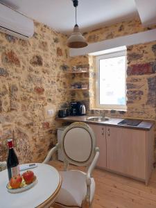 Kuchyň nebo kuchyňský kout v ubytování Roza Stone Studio & Suite