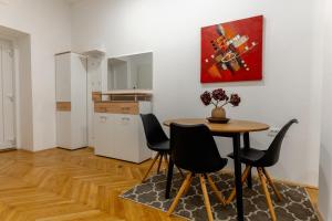 - Zona de comedor con mesa y sillas en una habitación en Villa Sofija, en Liubliana