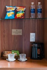 een plank met snacks en een koffiezetapparaat. bij Khe Sanh Luxury Hotel in Hương Hóa