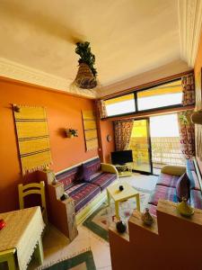 - un salon avec un canapé et une table dans l'établissement Pleasant Studio In Casablanca, à Casablanca