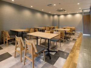 comedor con mesas y sillas de madera en Tokai City Hotel - Vacation STAY 83890v, en Tokai
