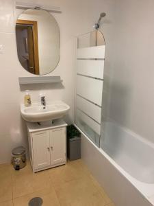 een badkamer met een wastafel en een spiegel bij Casa Paradise, Apartment in Torre-Pacheco