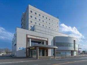 un gran edificio con una parada de autobús delante de él en Tokai City Hotel - Vacation STAY 83890v, en Tokai