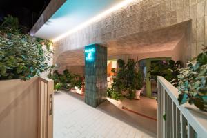 un corridoio con piante in vaso in un edificio di Central Grinn-in the heart of Rhodes,new&stylish! a Città di Rodi