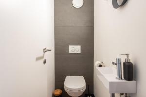 Koupelna v ubytování NEW - De sheeper - 10Personen - 5slaapkamers - Sauna - Jacuzzi