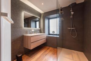 Koupelna v ubytování NEW - De sheeper - 10Personen - 5slaapkamers - Sauna - Jacuzzi + 24 fotografií
