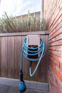 a blue hose is hooked up to a fence at De sheeper - 10P - complete house in Riemst