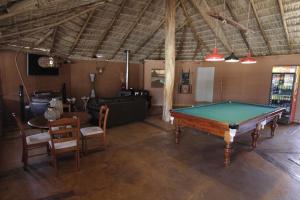 ein Wohnzimmer mit einem Billardtisch und einem Sofa in der Unterkunft Hotel El Bramador in Copiapó