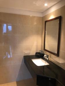 y baño con lavabo y espejo. en Ivory Villas Hòa Bình, en Hòa Bình