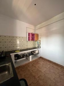 cocina con fregadero y fogones horno superior en One room with kitchen, WiFi and washing machine, en Bangalore