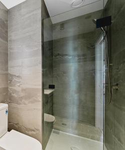 惠靈頓的住宿－Brand new Wellington Central Apartments by CP collective，带淋浴和卫生间的浴室