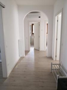 een lege hal met witte muren en houten vloeren bij Appartamento da Guido in Borso del Grappa