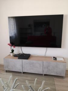 A television and/or entertainment centre at Appartamento da Guido