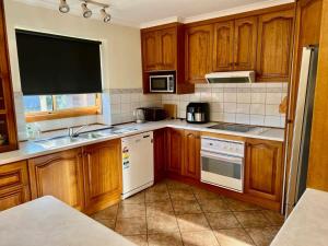 Kuchyň nebo kuchyňský kout v ubytování Sea Renity - Pet Friendly + 12 fotografií